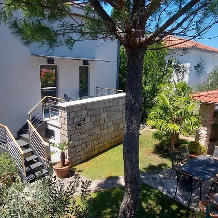 House Arta, 3 Bedroom Lägenhet Murter